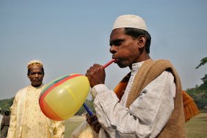 Portret van een Moslimvader die een ballonfluit opblaast door Unbekannt Unbekannt